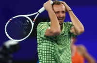 نجم التنس الروسي يقطع الطريق على الشائعات ويحسم ملف الجنسية