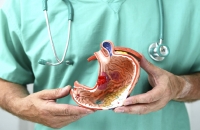 القيء الدموي.. الأسباب والأعراض والتشخيص والعلاج