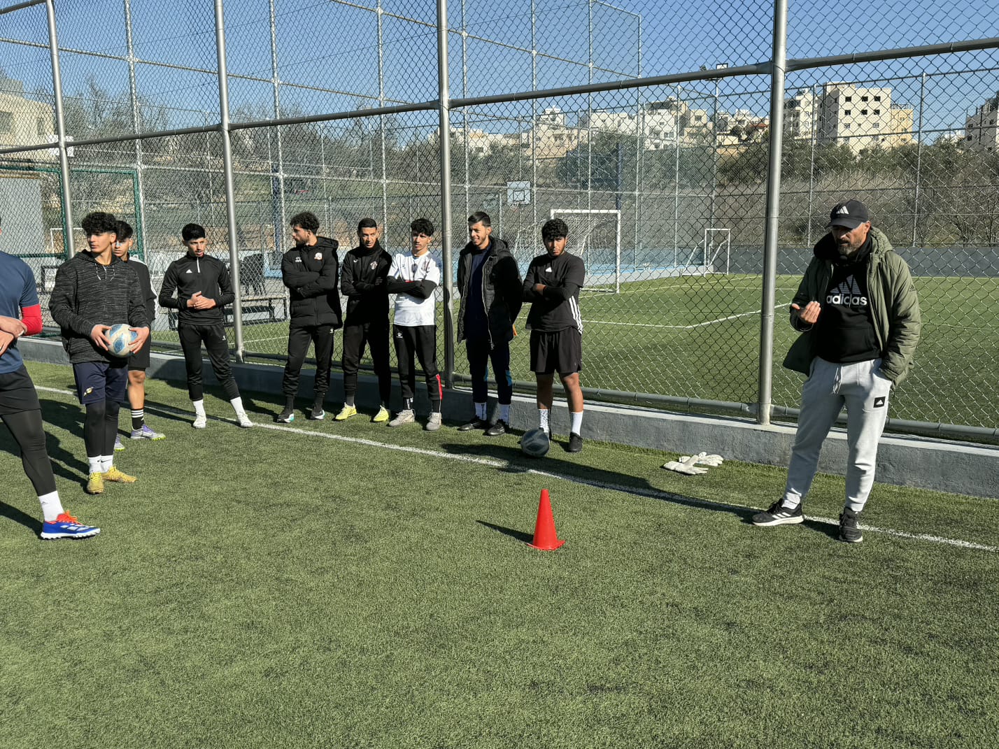 فريق كرة القدم في جامعة البترا يبدأ استعداداته لبطولة القائد في العقبة