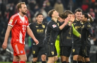 أوغسبورغ يلحق ببايرن ميونخ الهزيمة الأولى في البوندسليغا