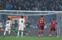 روما وميلان يتعادلان في قمة مثيرة ويهديان إنتر صدارة مريحة