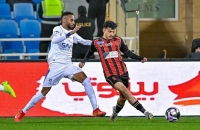 صدمة الجماهير.. تصرف غير متوقع من نجم الهلال عقب طرد شقيقه بمباراة الرياض (فيديو)