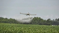طائرات الاحتلال ترش مواد مجهولة على مساحات زراعية بالقنيطرة السورية