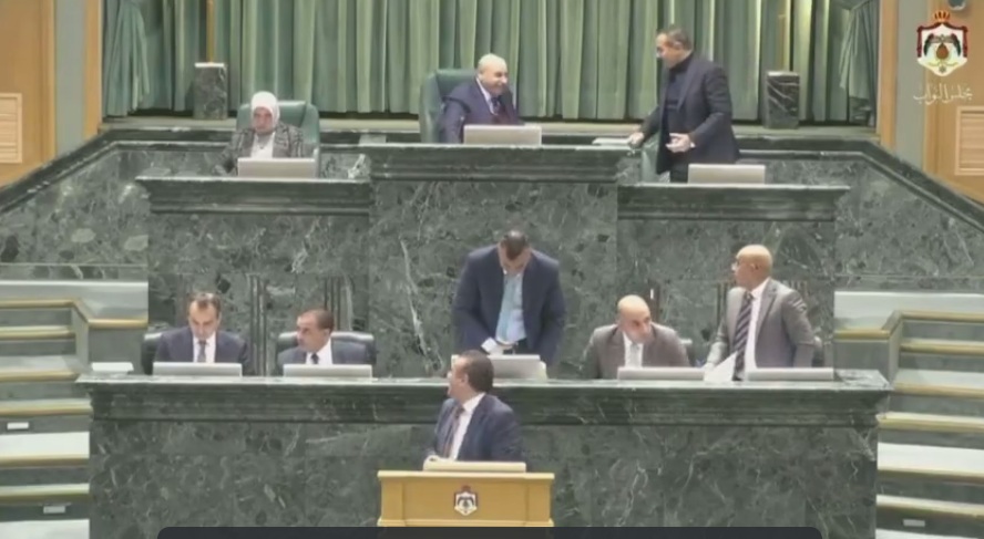 نائب يشتم اخرين بعد انتهاء الجلسة التشريعية  شاهد #عاجل