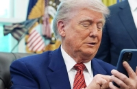 ترامب يسخر مجددا من نظارات ماكرون الشمسية في دافوس