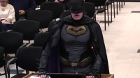 باتمان يقتحم مجلس مدينة بكاليفورنيا احتجاجا على سياسات الهجرة