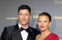 زوجة ليفاندوفسكي تثير الجدل حول مستقبله مع برشلونة