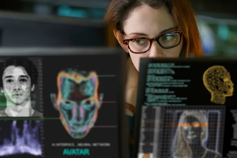 عصر السراب الرقمي.. كيف يسرق الذكاء الاصطناعي وجوهنا وأموالنا؟