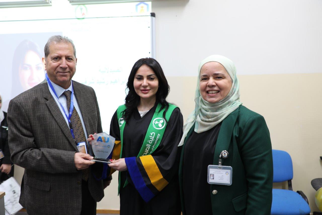 جامعة عمان العربية تحتفي بتخريج الدفعة الأولى من ماجستير اليقظة الدوائية والشؤون التنظيمية