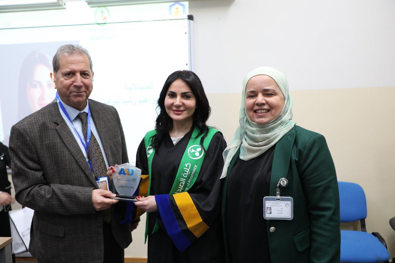 جامعة عمان العربية تحتفي بتخريج الدفعة الأولى من ماجستير اليقظة الدوائية والشؤون التنظيمية