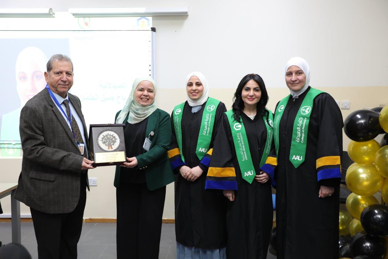 جامعة عمان العربية تحتفي بتخريج الدفعة الأولى من ماجستير اليقظة الدوائية والشؤون التنظيمية