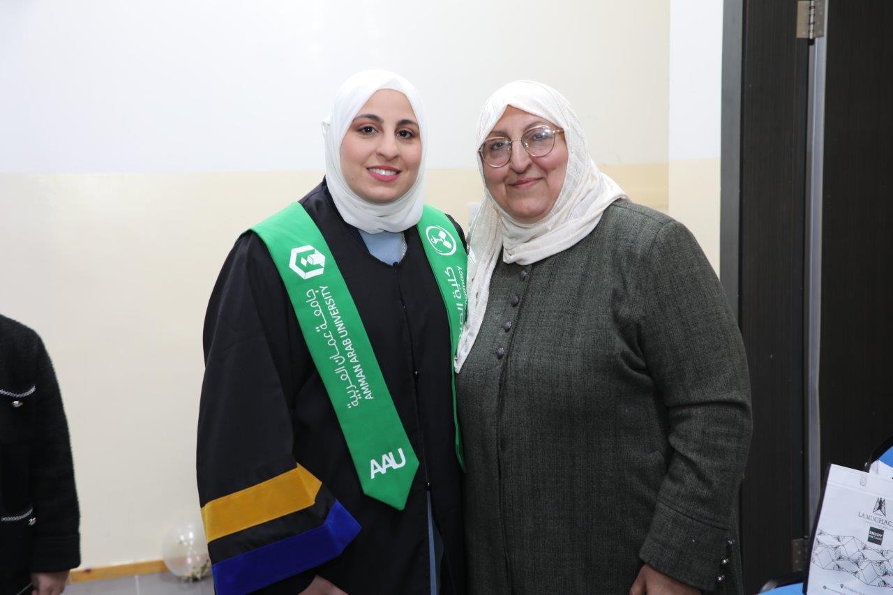 جامعة عمان العربية تحتفي بتخريج الدفعة الأولى من ماجستير اليقظة الدوائية والشؤون التنظيمية