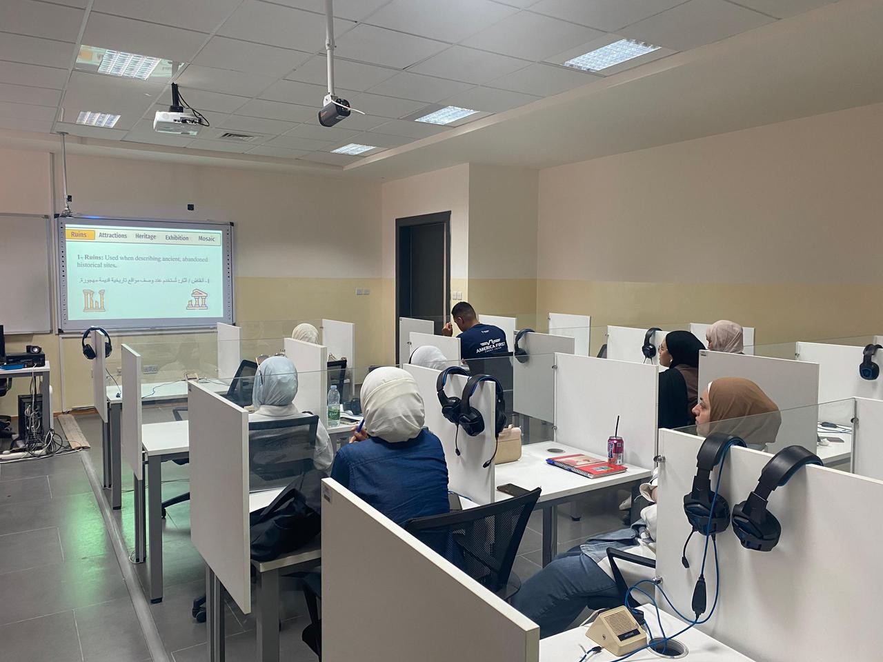 جامعة عمان العربية تنفّذ سلسلة ورش تدريبية في تعليم الأقران من خلال طلبتها