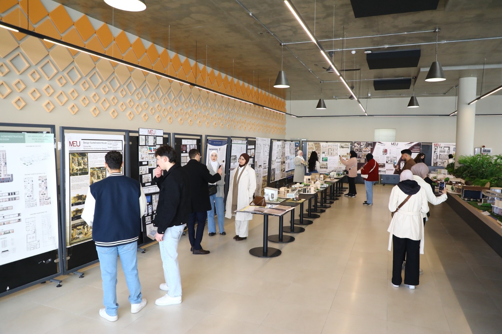 طلبة الشرق الأوسط يظهرون مهاراتهم المعمارية في معرض MEU بأعين طلبتها