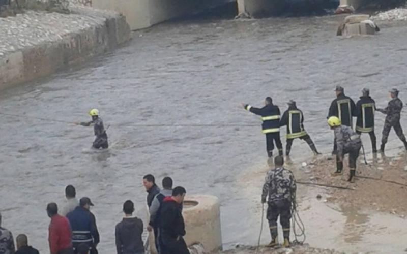 الدفاع المدني يتعامل مع بلاغ حول سقوط شخص في سيل الزرقاء #عاجل