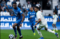 الهلال يتعادل مع الأهلي ويستعيد صدارة الدوري السعودي