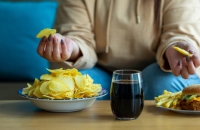 دراسة: الأطعمة فائقة المعالجة تزيد من خطر الاكتئاب واضطرابات الصحة العقلية