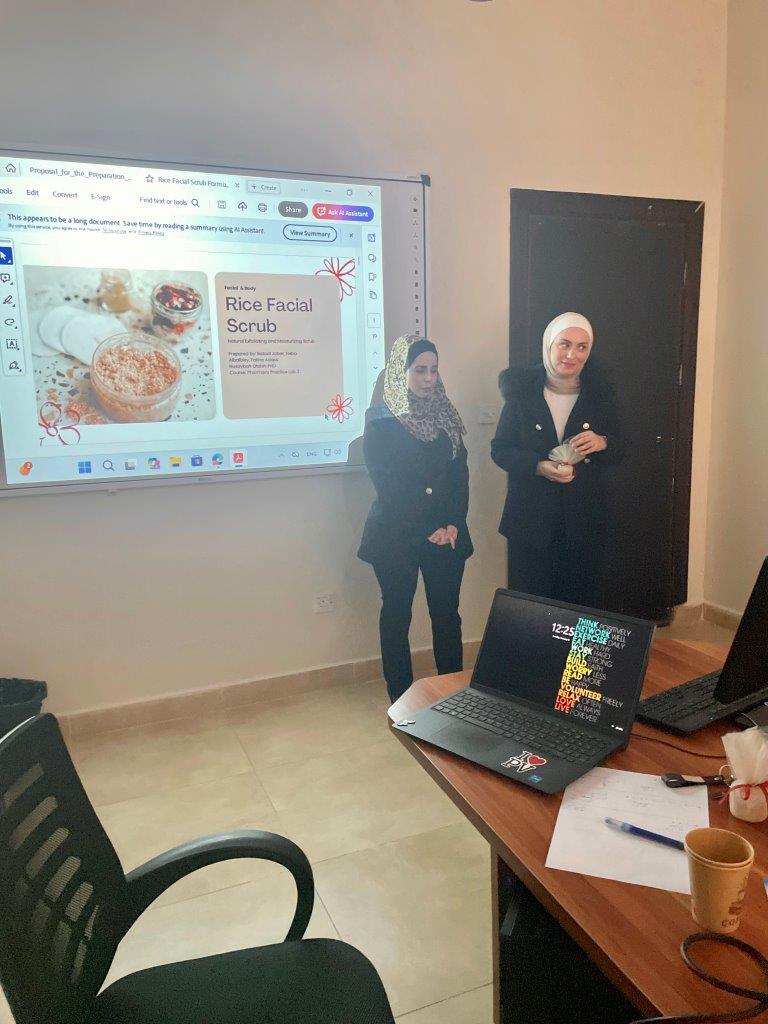 طلبة كلية الصيدلة في عمان العربية يحولون المعرفة النظرية إلى منتجات صيدلانية وتجميلية مبتكرة