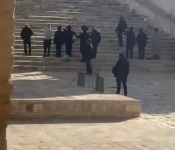 مستوطنون يقتحمون باحات الأقصى ويؤدون طقوسًا تلمودية قرب قبة الصخرة