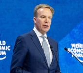 منتدى دافوس يعلن فتح تحقيق في علاقة رئيسه التنفيذي بجيفري إبستين