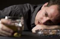 طبيب يحدد أخطر أعراض إدمان الكحول
