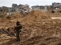 جيش الاحتلال يشق خندقا جديدا شرق دير البلح