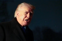 ترمب يشيد بالمحادثات مع إيران ويلوّح مجددا بأسطول بحري ضخم