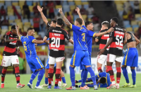 في مشهد يحبس الأنفس.. نوبة تشنجية حادة تباغت لاعبا في مباراة بالبرازيل