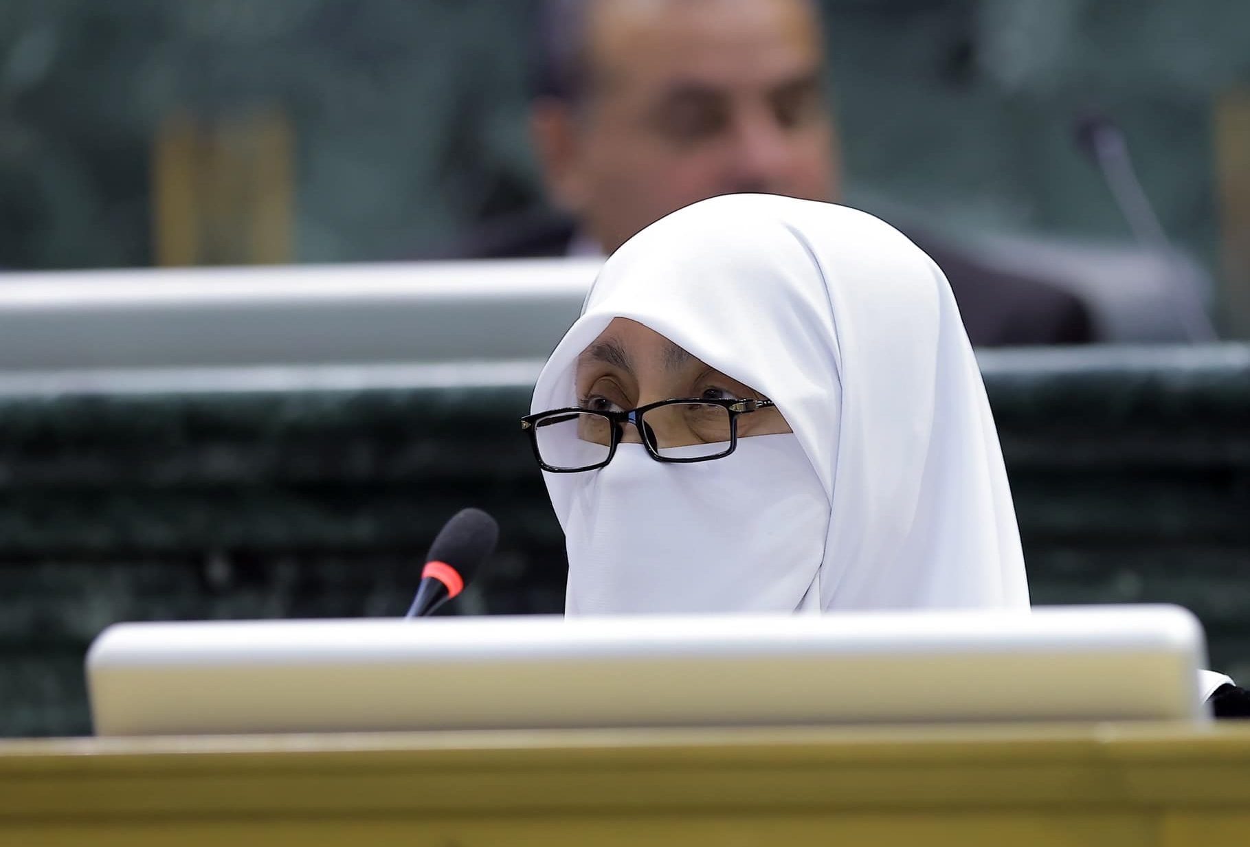 العتوم تسأل حول دهم المنازل وتوقيف المواطنين على الطرق الخارجية دون تأمين أهاليهم ومركباتهم #عاجل