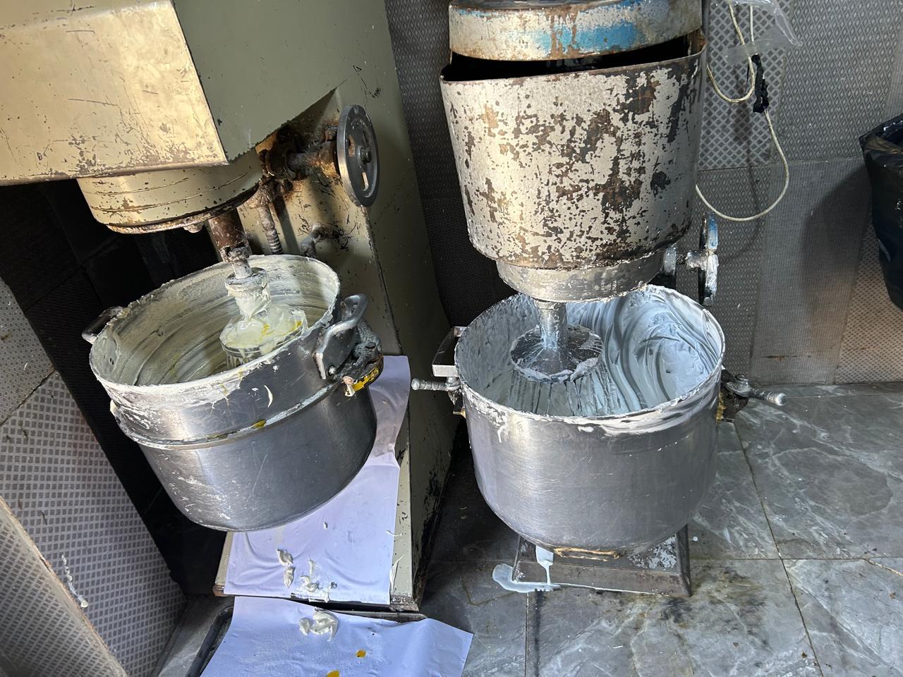 الغذاء والدواء تغلق مشغل حلويات مخالف - صور