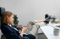 الجلوس لفترات طويلة ضار جدا.. هل يشكل العمل المكتبي خطرا؟