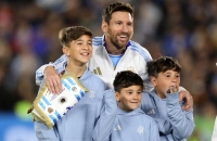 من الأمير إلى العبقري.. نيمار يفاجئ ميسي وأبناءه بهدية خاصة