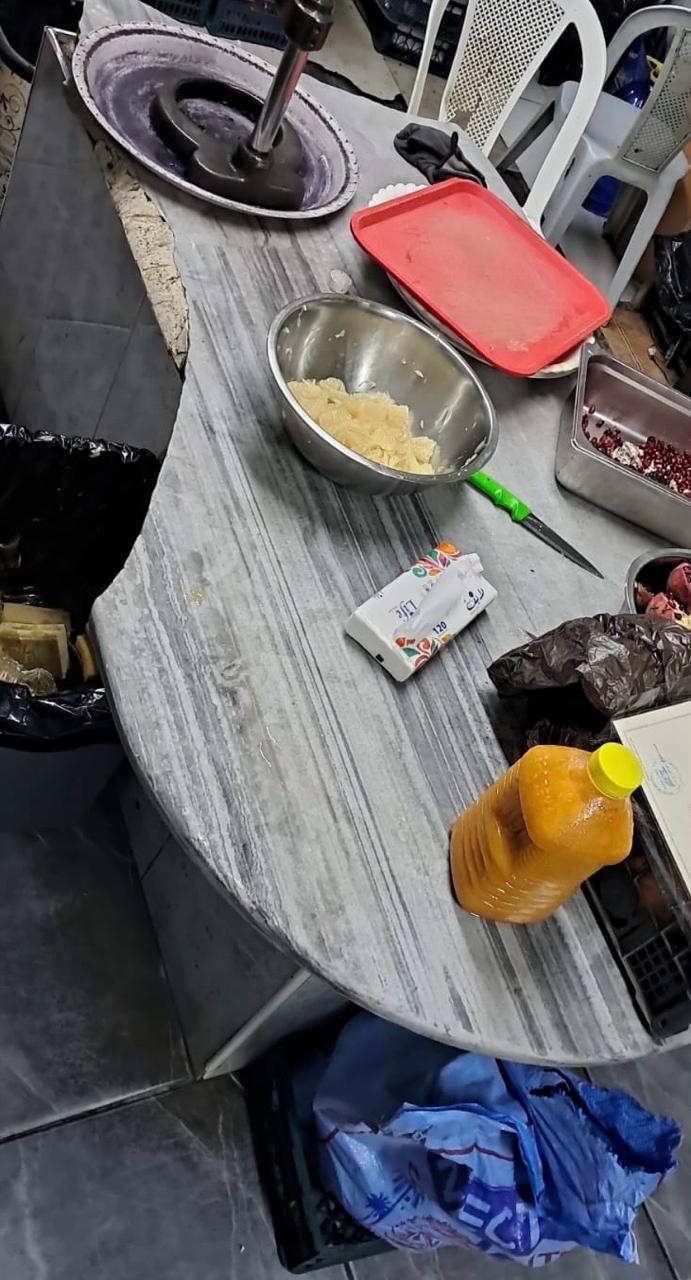 الغذاء والدواء تغلق محل عصائر بسبب الحشرات.. واحالة اصحاب العلاقة الى القضاء - صور 