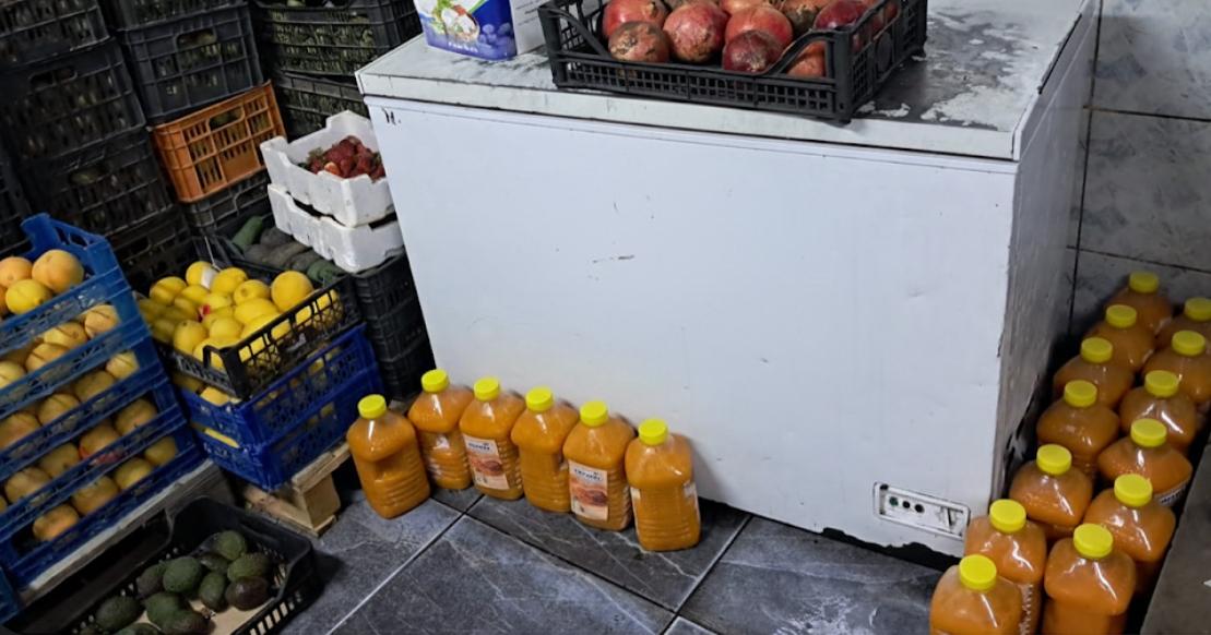 الغذاء والدواء تغلق محل عصائر بسبب الحشرات.. واحالة اصحاب العلاقة الى القضاء - صور 