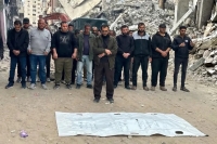 بعد عامين.. أب فلسطيني يودّع زوجته وتوائمه الأربعة في كيس أبيض