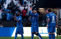 بنزيما يرد على لافتة جماهير الهلال السعودي (صورة)