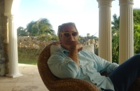 ناجية من ضحايا المجرم الجنسي إبستين تجهش بالبكاء وهي تروي تفاصيل الاعتداء عليها في طائرته (فيديو)