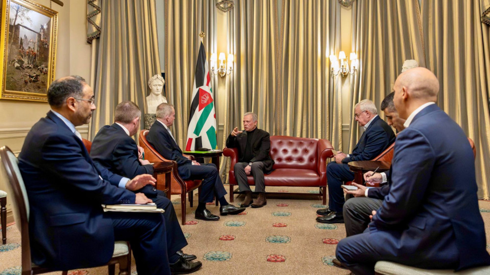 الملك يبحث مع رئيس أركان الدفاع البريطاني تعزيز الشراكة الدفاعية