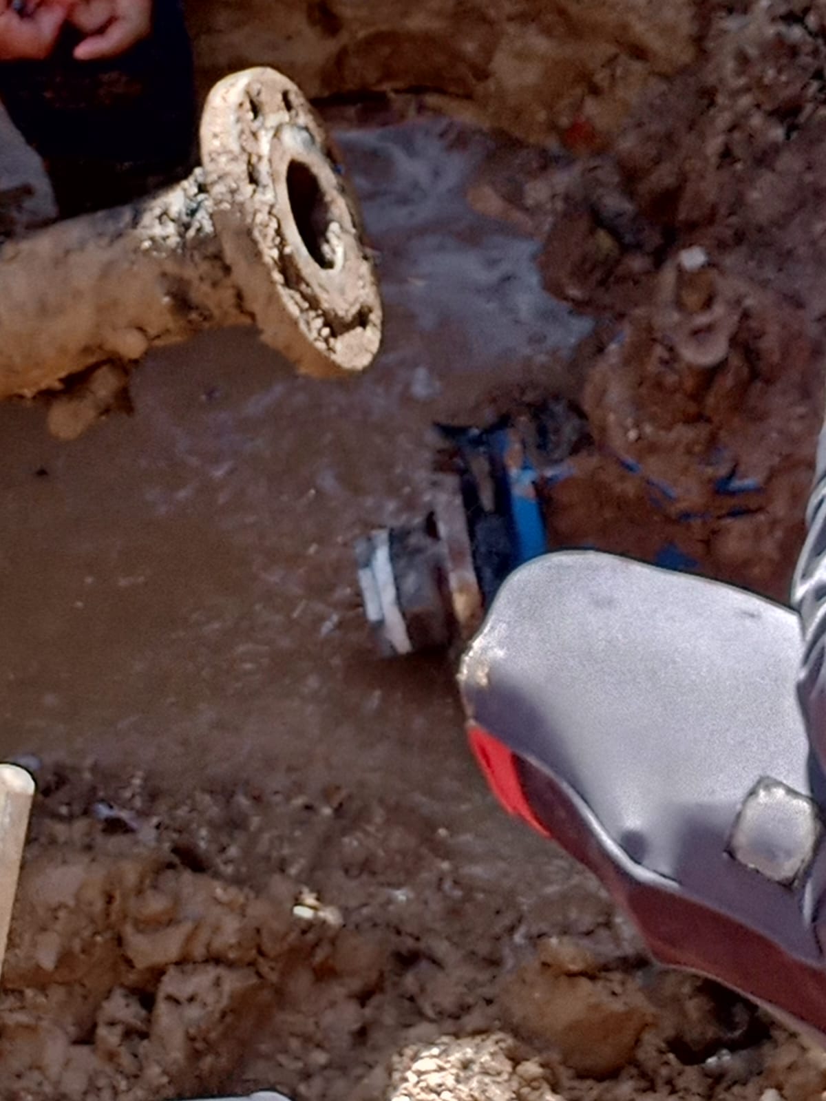 سلطة المياه: ضبط حفارة مخالفة في الازرق و اعتداءات على خطوط مياه في معان