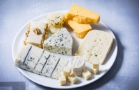 مفاجأة طبية.. تناول الجبن بكميات محددة يقي من حصوات المرارة