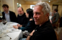 حياة رجل أعمال تركي تتحول إلى كابوس بسبب الشبه بينه وبين جيفري إبستين (صورة)