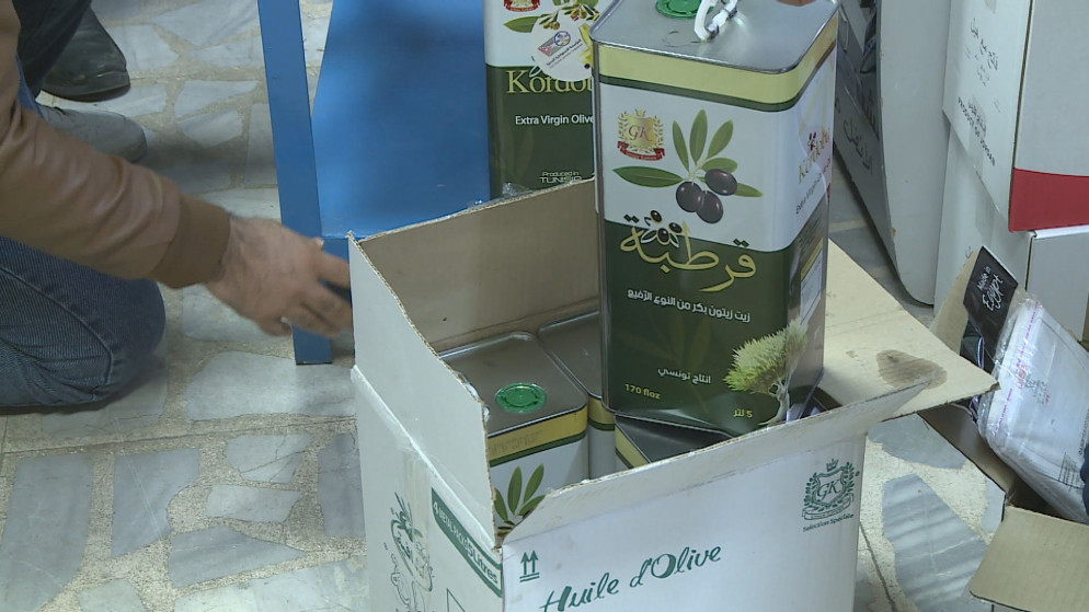 مواطنون يشتكون نقص زيت الزيتون ويحمّلون الحكومة مسؤولية مشاهد التدافع.. والوزير خريسات يرد
