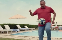 بعد إثارته للجدل.. ما سر ظهور الخطيب الاستثنائي في إعلان رمضاني؟