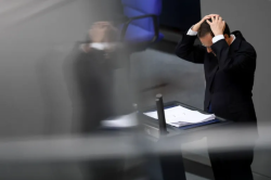 هآرتس: فضائح إسرائيل كثيرة ومستمرة لدرجة تصعب مواكبتها