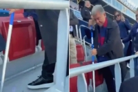 بالفيديو.. لابورتا عامل نظافة في مدرجات ملعب برشلونة