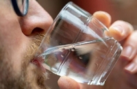 ما تأثير الماء على عمل الدماغ؟