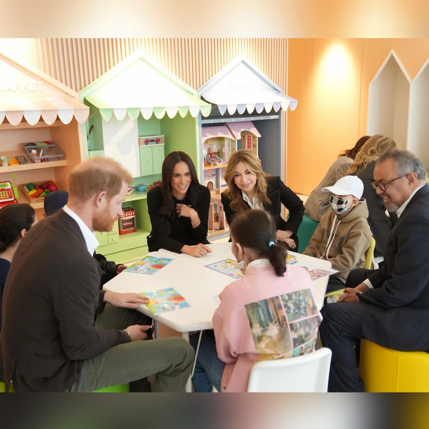 الأميرة غيداء تستقبل وفدا من منظّمة الصحة العالميّة برفقة الأمران هاري وميغان، دوق ودوقة ساسكس