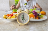 طبيب مصري بجامعة كاليفورنيا يجيب على اﻷسئلة اﻷكثر إلحاحا حول صيام رمضان