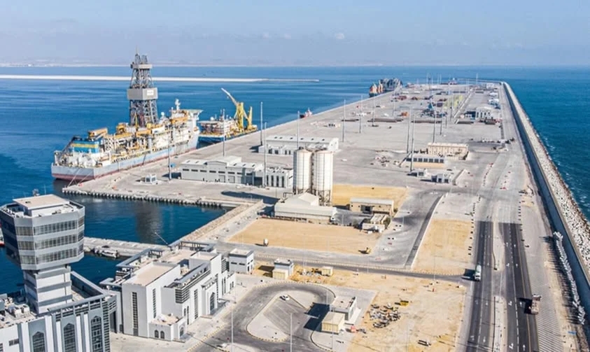 عمان: استهداف خزانات وقود بميناء الدقم التجاري بعدة طائرات مسيّرة