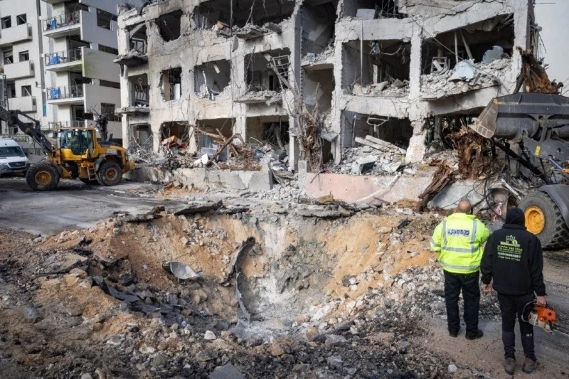 انتقاماً لمجزرة ميناب.. إيران تطلق خرمشهر 4 وخيبر وفتح.. وتصيب تل أبيب وقواعد أميركية